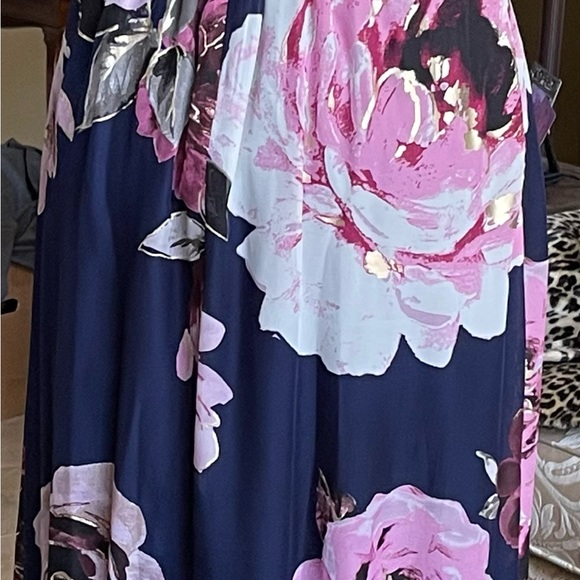 Halter style maxi dress - Picture 2 of 3